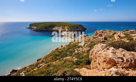 Isola dei conigli, cielo azzurro, Isola dei conigli, Spiaggia dei conigli, riserva naturale orientata Isola di Lampedusa, Isola di Lampedusa, Agrigento Foto Stock