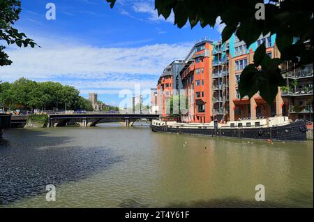 Vista a monte sul fiume Avon dal gallese verso il ponte di Bristol, Castle Hill e la chiesa di San Pietro, Bristol. Foto Stock