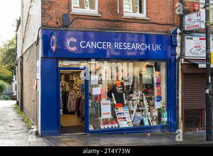 Un negozio di beneficenza per la ricerca sul cancro a Green Lane, Northwood, Middlesex, Inghilterra, Regno Unito Foto Stock