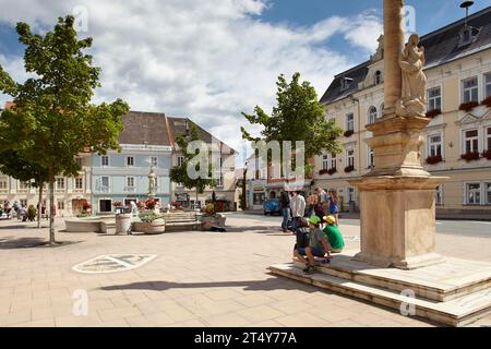 Piazza principale con colonna della Trinità, Feldkirchen, Carinzia, Austria Foto Stock