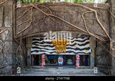 Graffiti di un luogo perduto, un ex parco acquatico e di divertimenti che viene recuperato dalla natura. Taman Festival Bali, Padang Galak, Indonesia Foto Stock