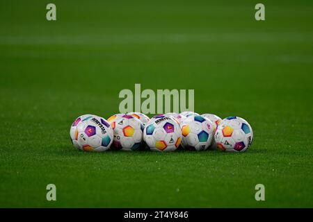 DFB Cup, Adidas Derbystar le palle si trovano sull'erba, MHPArena, MHP Arena Stuttgart, Baden-Wuerttemberg, Germania Foto Stock