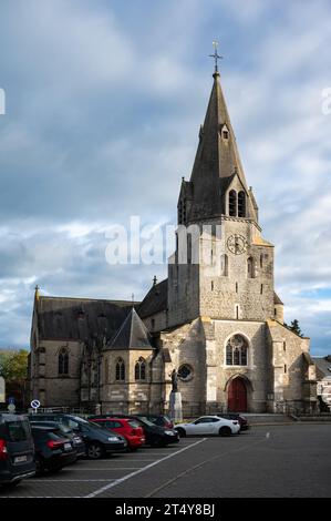 Liedekerke, Fiandre Orientali, Belgio - 28 ottobre 2023 - Chiesa cattolica di San Nicola del villaggio sotto il sole autunnale Foto Stock