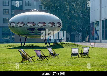 Futuro, futuro House, casa rotonda in plastica di matti Suuronen, futuristica funzionale, UFO, sedie a sdraio, prato al Museum Pinakothek der Foto Stock
