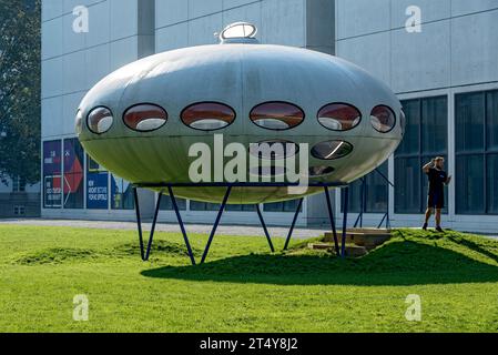 Futuro, futuro House, casa rotonda in plastica di matti Suuronen, futuristica funzionale, UFO, uomo, prato al Museo Pinakothek der moderne Foto Stock