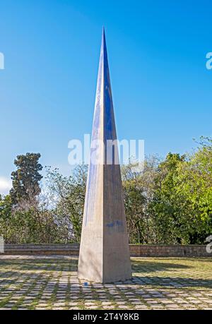 Obelisco presso il giardino di scultura della Fondazione Joan Miro, Barcellona, Spagna Foto Stock