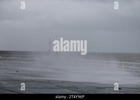 Aberystwyth Wales Regno Unito tempo 2 novembre 2023 . La tempesta Ciaran colpisce il Galles occidentale, le piogge intense e le galee battono la linea costiera, i forti venti si muovono su grandi onde che colpiscono le difese del mare. Un avvertimento giallo è in atto con un rischio per la vita e un avvertimento di inondazione, credito: mike davies/Alamy Live News Foto Stock