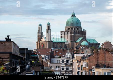 Jette, regione capitale di Bruxelles, Belgio, 19 ottobre 2023 - Vista panoramica sugli appartamenti e le case della città con la Basilica del Sacro cuore Foto Stock