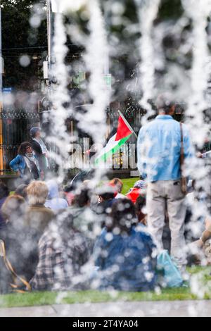 Melbourne, Australia. 2 novembre 2023. Una bandiera Palestrina è vista durante una manifestazione a Melbourne. In un sentito raduno a Melbourne in Australia, gli ebrei e i loro alleati si sono riuniti per protestare contro l'azione militare israeliana in corso a Gaza. La devastante perdita di migliaia di vite innocenti ha stimolato la loro richiesta di pace immediata. Con segni e slogan cantanti, hanno lanciato un forte appello per l'intervento internazionale, esortando i leader mondiali a dare priorità alla diplomazia rispetto alla violenza. (Foto di Michael Currie/SOPA Images/Sipa USA) credito: SIPA USA/Alamy Live News Foto Stock