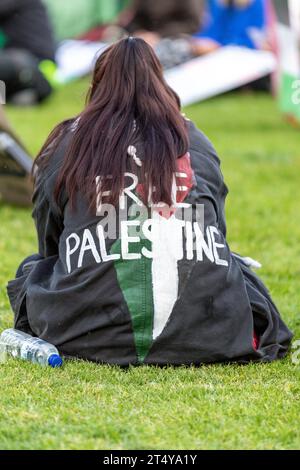 Melbourne, Australia. 2 novembre 2023. Una protesta femminile viene vista indossare una giacca "Palestina libera" durante una manifestazione a Melbourne. In un sentito raduno a Melbourne in Australia, gli ebrei e i loro alleati si sono riuniti per protestare contro l'azione militare israeliana in corso a Gaza. La devastante perdita di migliaia di vite innocenti ha stimolato la loro richiesta di pace immediata. Con segni e slogan cantanti, hanno lanciato un forte appello per l'intervento internazionale, esortando i leader mondiali a dare priorità alla diplomazia rispetto alla violenza. (Foto di Michael Currie/SOPA Images/Sipa USA) credito: SIPA USA/Alamy Live News Foto Stock