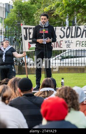 Melbourne, Australia. 2 novembre 2023. Un manifestante parla con altri manifestanti durante una manifestazione a Melbourne. In un sentito raduno a Melbourne in Australia, gli ebrei e i loro alleati si sono riuniti per protestare contro l'azione militare israeliana in corso a Gaza. La devastante perdita di migliaia di vite innocenti ha stimolato la loro richiesta di pace immediata. Con segni e slogan cantanti, hanno lanciato un forte appello per l'intervento internazionale, esortando i leader mondiali a dare priorità alla diplomazia rispetto alla violenza. (Foto di Michael Currie/SOPA Images/Sipa USA) credito: SIPA USA/Alamy Live News Foto Stock