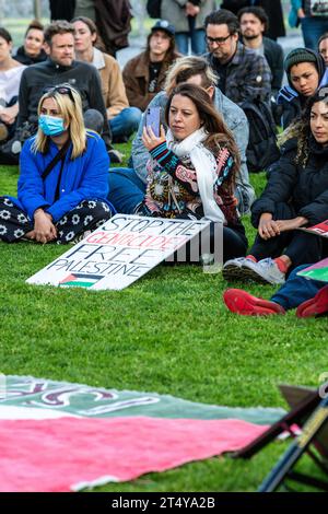 Melbourne, Australia. 2 novembre 2023. I manifestanti siedono con cartelli che esprimono la loro opinione durante una manifestazione a Melbourne. In un sentito raduno a Melbourne in Australia, gli ebrei e i loro alleati si sono riuniti per protestare contro l'azione militare israeliana in corso a Gaza. La devastante perdita di migliaia di vite innocenti ha stimolato la loro richiesta di pace immediata. Con segni e slogan cantanti, hanno lanciato un forte appello per l'intervento internazionale, esortando i leader mondiali a dare priorità alla diplomazia rispetto alla violenza. (Foto di Michael Currie/SOPA Images/Sipa USA) credito: SIPA USA/Alamy Live News Foto Stock