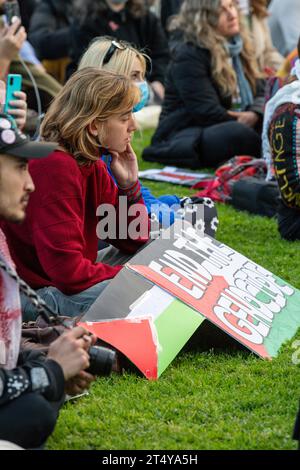 Melbourne, Australia. 2 novembre 2023. I manifestanti siedono con cartelli che esprimono la loro opinione durante una manifestazione a Melbourne. In un sentito raduno a Melbourne in Australia, gli ebrei e i loro alleati si sono riuniti per protestare contro l'azione militare israeliana in corso a Gaza. La devastante perdita di migliaia di vite innocenti ha stimolato la loro richiesta di pace immediata. Con segni e slogan cantanti, hanno lanciato un forte appello per l'intervento internazionale, esortando i leader mondiali a dare priorità alla diplomazia rispetto alla violenza. Credito: SOPA Images Limited/Alamy Live News Foto Stock