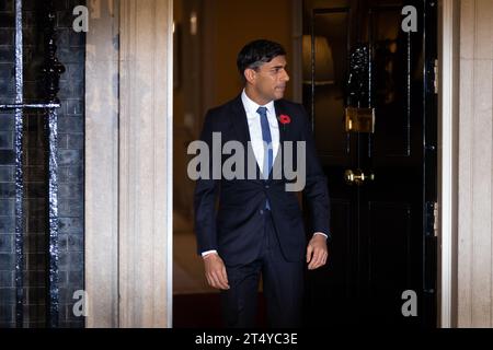 Londra, Regno Unito. 1 novembre 2023. Il primo ministro britannico Rishi Sunak dà il benvenuto al vicepresidente degli Stati Uniti Kamala Harris a Downing Street a Londra. Credito: SOPA Images Limited/Alamy Live News Foto Stock