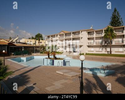 Hotel swimming pool drained at the end of summer holiday season. Kalamaki, Zakynthos, Greece. Foto Stock