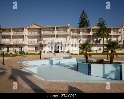 Hotel swimming pool drained at the end of summer holiday season. Kalamaki, Zakynthos, Greece. Foto Stock