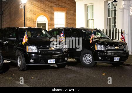 Londra, Regno Unito. 1 novembre 2023. Le auto subburban presidenziali Chevrolet sono state viste parcheggiate a Downing Street, Londra, durante la visita del vicepresidente degli Stati Uniti Kamala Harris. (Foto di Tejas Sandhu/SOPA Images/Sipa USA) credito: SIPA USA/Alamy Live News Foto Stock