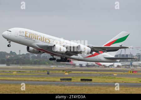 Emirates Airbus A380 in partenza dall'aeroporto di Sydney. Foto Stock