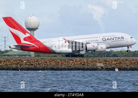 Qantas Airbus A380 visto decollare dall'aeroporto di Sydney. Foto Stock