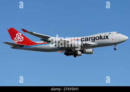 Cargolux Boeing 747-400ERF visto in avvicinamento finale all'aeroporto di Adelaide. Foto Stock