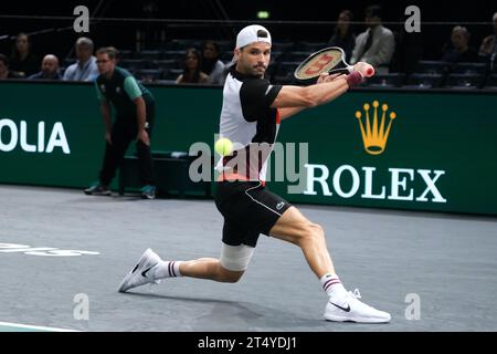 Parigi, Francia. 2 novembre 2023. Il giocatore bulgaro GRIGOR DIMITROV restituisce la palla al giocatore kazako ALEXANDER BUBLIK durante il round di 16 della finale del torneo Rolex Paris Masters 1000 allo stadio Paris AccorHotel Arena di Parigi in Francia.Dimitrov ha vinto: 6:2 6:2. (Immagine di credito: © Pierre Stevenin/ZUMA Press Wire) SOLO USO EDITORIALE! Non per USO commerciale! Foto Stock