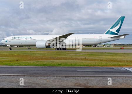 Cathay Pacific Boeing 777-300ER visto ruggire all'aeroporto di Adelaide. Foto Stock