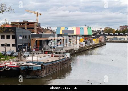 Anderlecht, regione di Bruxelles-capitale, Belgio - 28 ottobre 2023 - Vista ponte sulle rive del canale con attività industriali Foto Stock