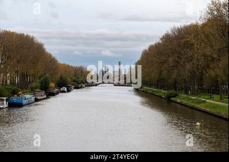 Anderlecht, regione di Bruxelles-capitale, Belgio - 28 ottobre 2023 - il canale marittimo e le case galleggianti sulle rive verdi Foto Stock
