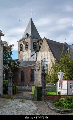 Wolvertem, Brabante fiammingo, Belgio, 14 ottobre 2023 - Chiesa cattolica di Saint Laurent del villaggio credito: Imago/Alamy Live News Foto Stock