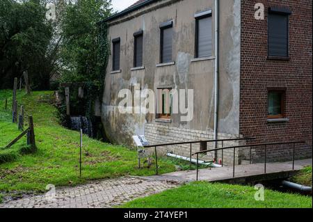 Imde, Brabante fiammingo, Belgio, 14 ottobre 2023 - il vecchio mulino ad acqua, chiamato draga Mill at a creek Credit: Imago/Alamy Live News Foto Stock