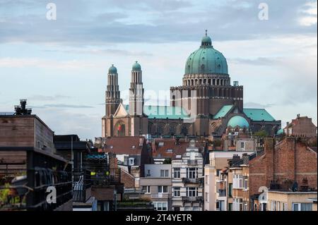 Jette, regione capitale di Bruxelles, Belgio, 19 ottobre 2023 - Vista panoramica sugli appartamenti e le case della città con la Basilica del Sacro cuore sullo sfondo credito: Imago/Alamy Live News Foto Stock