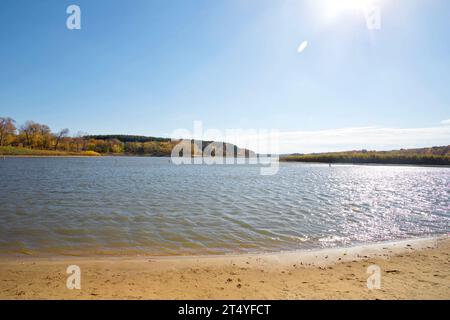 Paesaggio balneare autunnale in Iowa con lago e fogliame autunnale Foto Stock