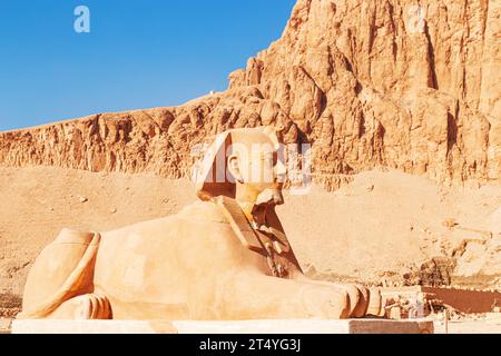 Sfinge a guardia del Tempio della Regina Hatshepsut. Luxor, Egitto – 21 ottobre 2023 Foto Stock