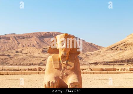 Sfinge a guardia del Tempio della Regina Hatshepsut. Luxor, Egitto – 21 ottobre 2023 Foto Stock