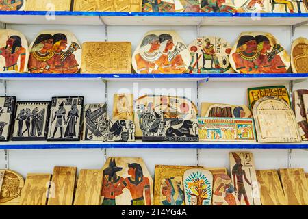 Prodotti della fabbrica di alabastro nel negozio di souvenir. Cultura e tradizioni dell'Egitto. Luxor, Egitto - 21 ottobre 2023. Foto Stock