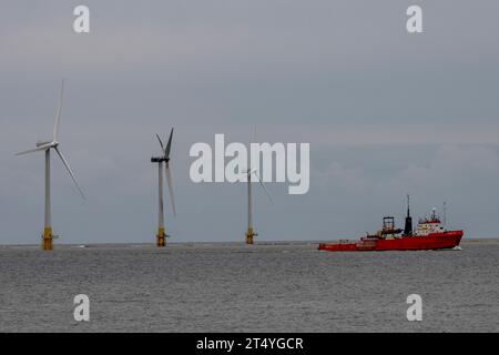 Putford Ajax nave di rifornimento energetico del Mare del Nord che naviga accanto a una turbina eolica danneggiata da un incendio Great Yarmouth Norfolk UK Foto Stock