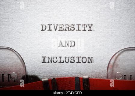 Frase di diversità e inclusione scritta con una macchina da scrivere. Foto Stock