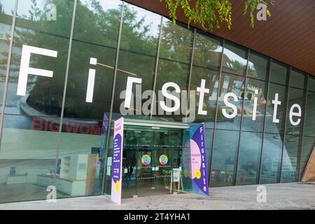 Ingresso / facciata anteriore della Firstsite Gallery, a Colchester, Essex. È stato il Museo dell'anno del Fondo nazionale d'arte nel 2021. (136) Foto Stock