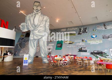 Atrio interno e reception all'ingresso della galleria Firstsite, a Colchester, Essex. Museo dell'anno 2021 del National Art Fund del Regno Unito. (136) Foto Stock