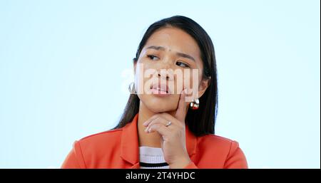 Donna asiatica, pensiero e domanda per idea, visione e concetto con problema, incerta e isolata sullo sfondo dello studio. Decisione, confuso e mockup Foto Stock