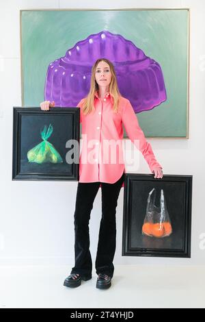 Londra, Regno Unito. 2 novembre 2023. Artista Firenze con le sue opere "Violet Palace" (indietro), "Grapefruit in Green Plastic" (sinistra) e "Oranges in Plastic" (destra). SUCCOSA! Alla J/M Gallery di Notting Hill espone una collezione di dipinti dell'artista di formazione classica Florence Houston, incentrata sul tema delle gelatine vittoriane. La mostra personale inaugurale di Houston presenta anche dipinti di natura morta che rendono il mondano straordinario. La mostra è gratuita e si svolge fino al 7 novembre. Crediti: Imageplotter/Alamy Live News Foto Stock