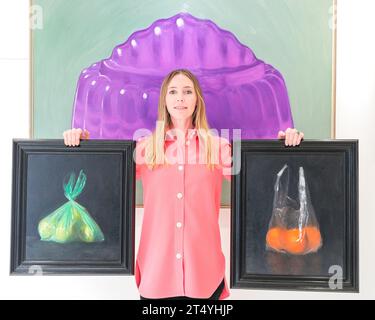 Londra, Regno Unito. 2 novembre 2023. Artista Firenze con le sue opere "Violet Palace" (indietro), "Grapefruit in Green Plastic" (sinistra) e "Oranges in Plastic" (destra). SUCCOSA! Alla J/M Gallery di Notting Hill espone una collezione di dipinti dell'artista di formazione classica Florence Houston, incentrata sul tema delle gelatine vittoriane. La mostra personale inaugurale di Houston presenta anche dipinti di natura morta che rendono il mondano straordinario. La mostra è gratuita e si svolge fino al 7 novembre. Crediti: Imageplotter/Alamy Live News Foto Stock