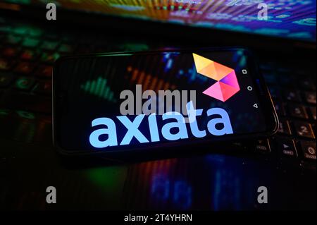 Polonia. 2 novembre 2023. In questa immagine, sullo smartphone viene visualizzato il logo Axiata. Credito: SOPA Images Limited/Alamy Live News Foto Stock