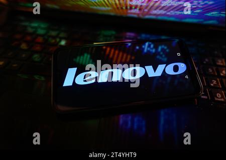 Polonia. 2 novembre 2023. In questa immagine, il logo Lenovo viene visualizzato su uno smartphone. Credito: SOPA Images Limited/Alamy Live News Foto Stock