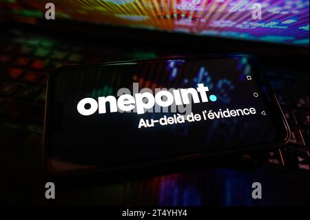 Polonia. 2 novembre 2023. In questa immagine, sullo smartphone viene visualizzato il logo Onepoint. Credito: SOPA Images Limited/Alamy Live News Foto Stock