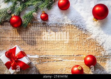 Struttura in legno ricoperta di neve con decorazioni natalizie. Vacanze invernali sfondo in legno per testo Foto Stock