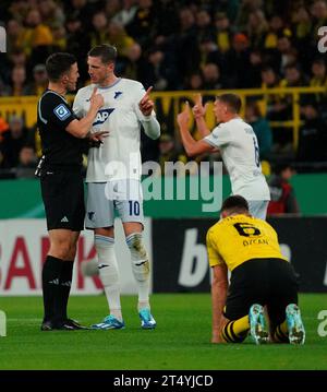 Dortmund, Deutschland. 1 novembre 2023. 1 novembre 2023, Signal Iduna Park, Dortmund, GER, DFB Cup, Borussia Dortmund vs TSG Hoffenheim, nel quadro dell'arbitro HARM Osmers in conversazione con Wout Weghorst (Hoffenheim), Salih Ozcan (Dortmund) credito: dpa/Alamy Live News Foto Stock