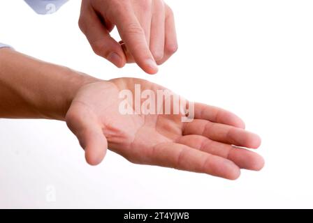 Leere Hand, BLF *** mano vuota, BLF 07010986 x credito: Imago/Alamy Live News Foto Stock