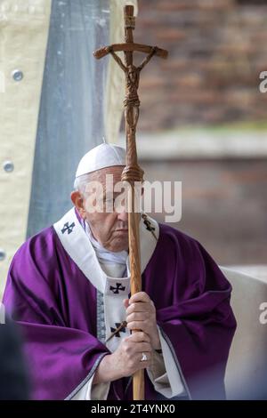 Roma, Italia, 2 novembre 2023. Papa Francesco conduce una messa per tutti i morti al cimitero del Commonwealth di Roma dove sono le tombe morte durante la seconda guerra mondiale, nel giorno di All Souls - foto di D. Ibanez Vatican Pool. v Foto Stock