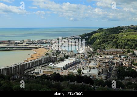 Vista del porto di dover e della città dal castello di dover, Castle Hill, dover, Kent, Inghilterra, Regno Unito Foto Stock
